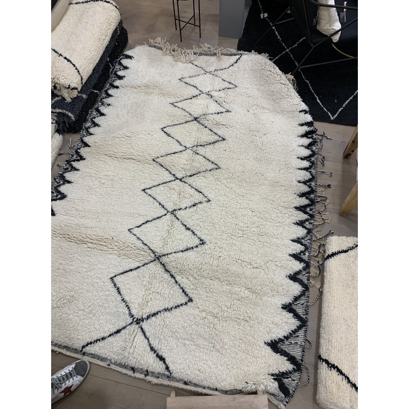 TAPIS BENI OUARAIN ECRU LOSANGE NOIR CENTRE + BORDURE TISSEE 163X237 TAPIS BENI OUARAIN ECRU LOSANGE NOIR CENTRE + BORDURE TISSEE 163X237 - Tapis Beni Ouarain